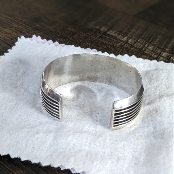 LT stamped Native American 925 Sterling Silver Recessed Ribbed Cuff Bracelet - Picture 4 of 6
